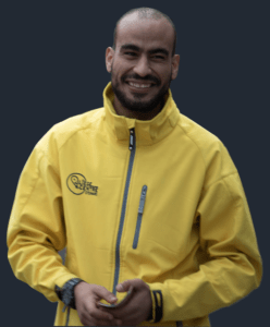 Steward urbain de Liège centre souriant en uniforme jaune