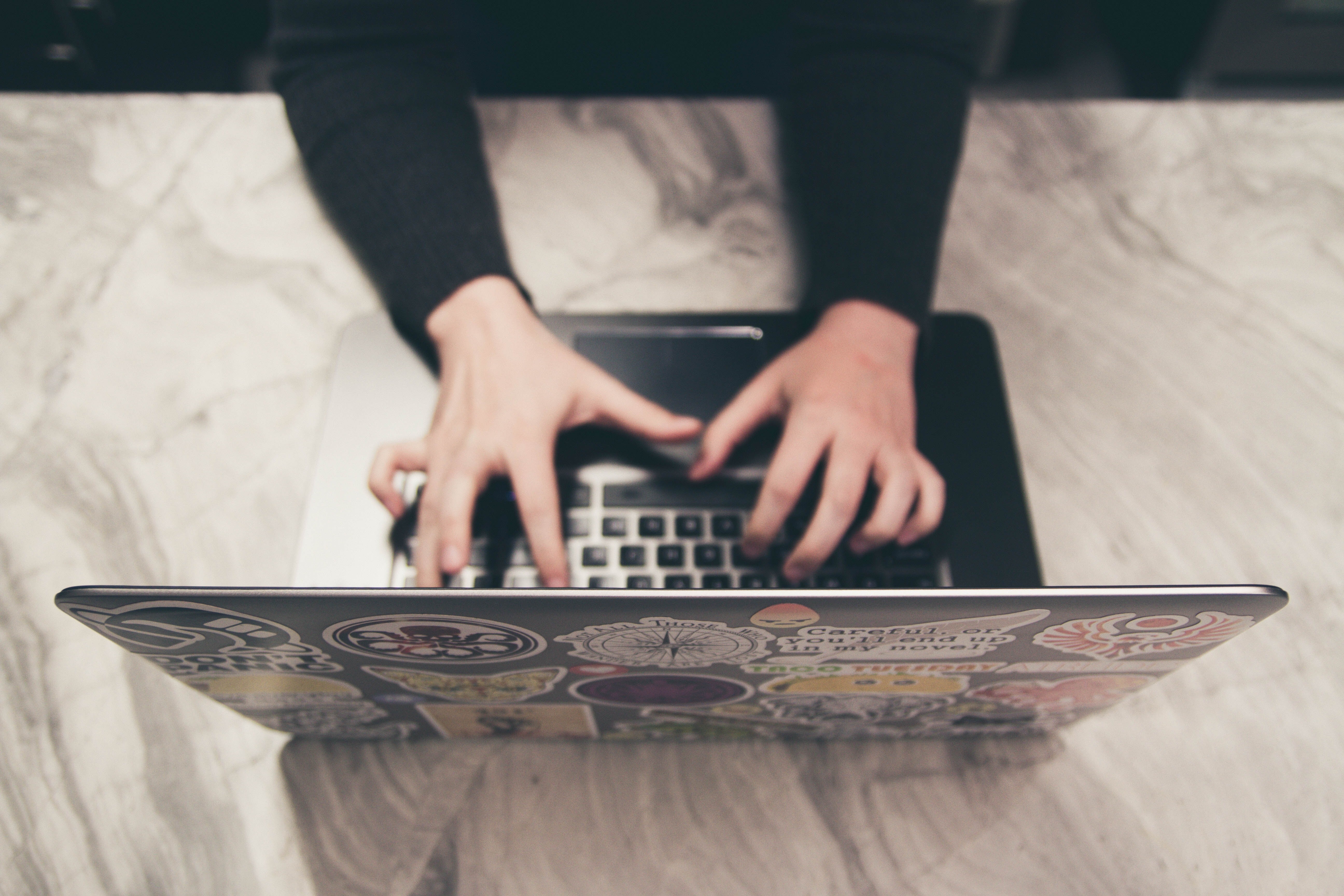 Newsletter : mains tapant sur un clavier d'ordi