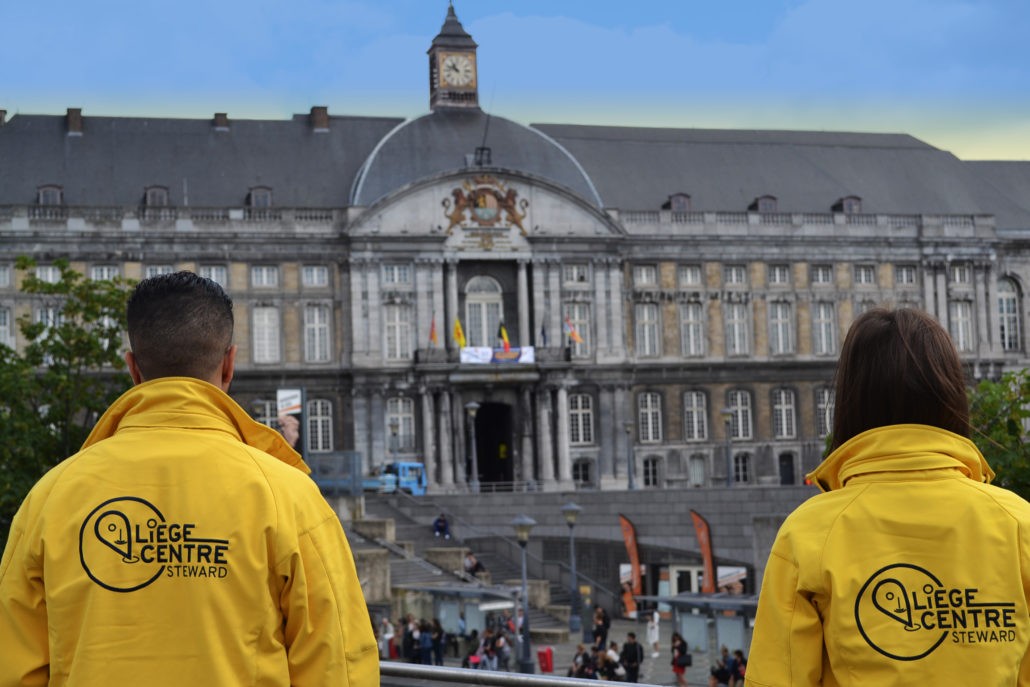 Valeurs Liège : Deux stewards regardant le palais des princes évêques